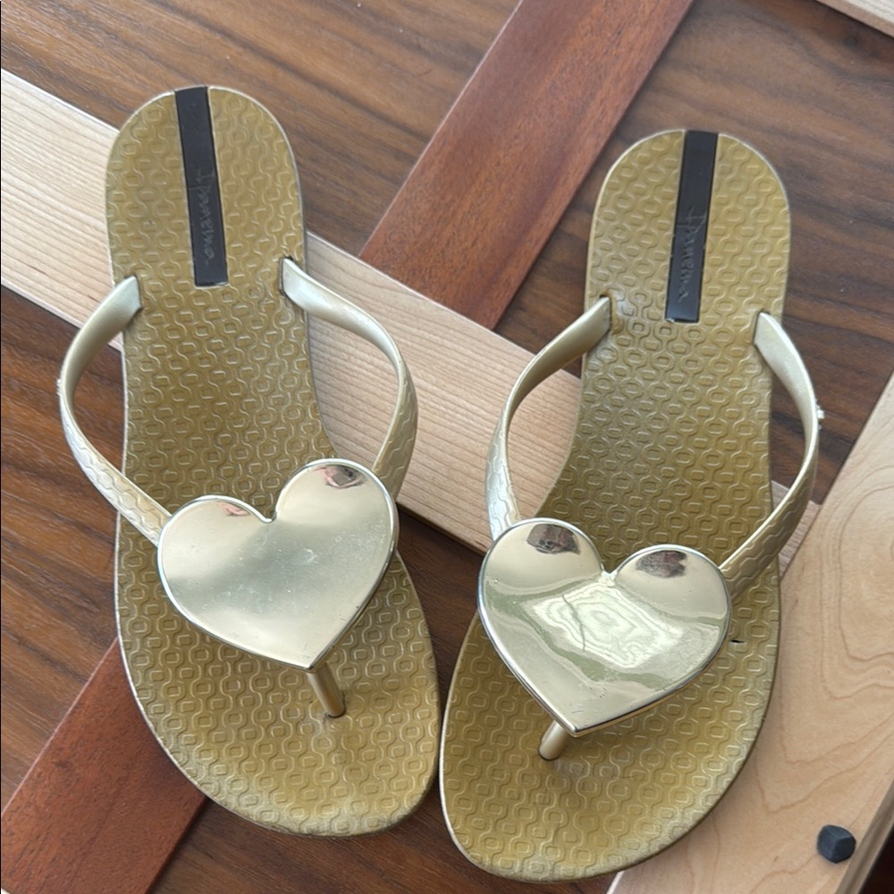 Ipanema Gold heart flip flops